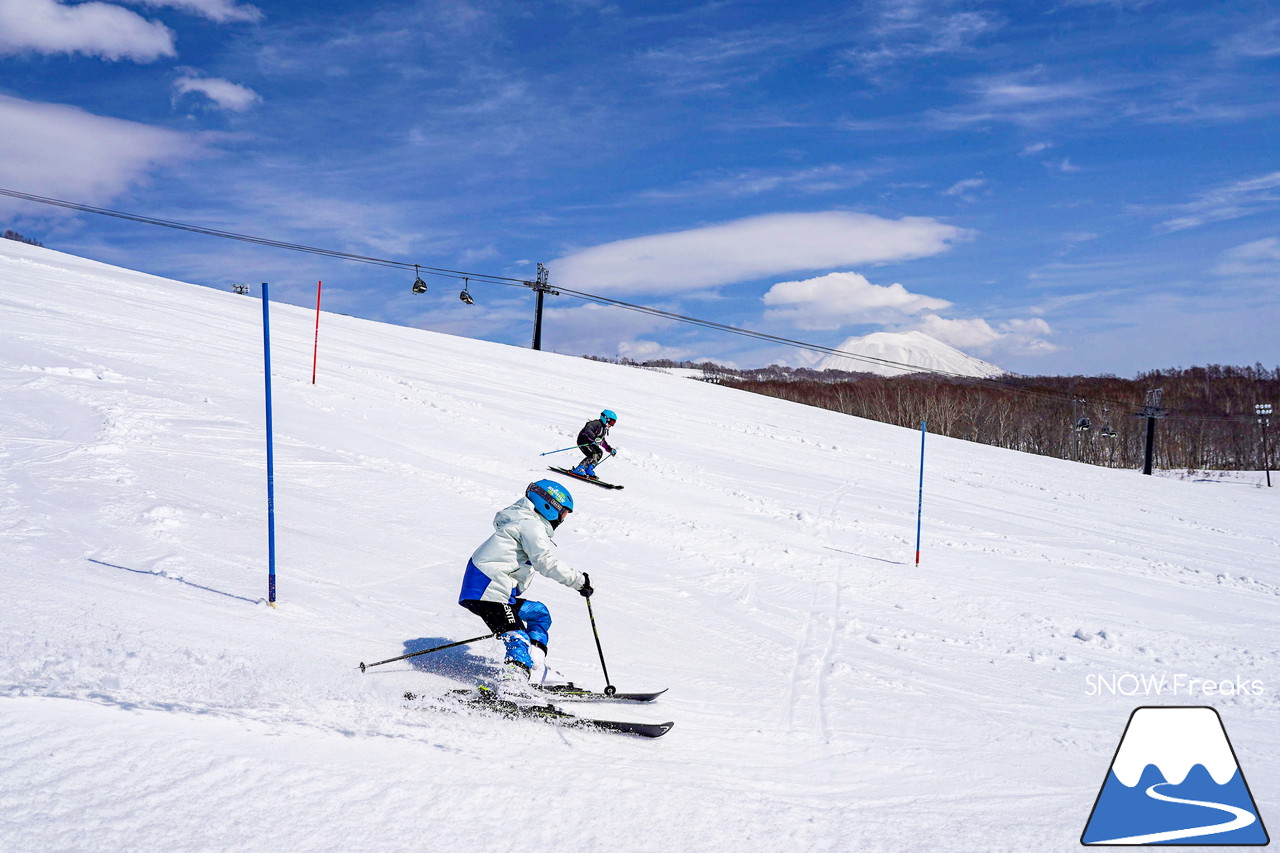 ニセコモイワスキーリゾート 春シーズンの到来を告げる青空の下、待望のポールトレーニング再開で心解き放たれるスキーヤーたち(^^)/